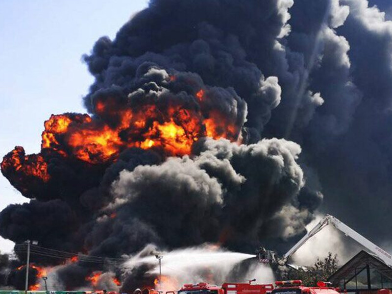 在火灾现场应该如何防范烟雾？